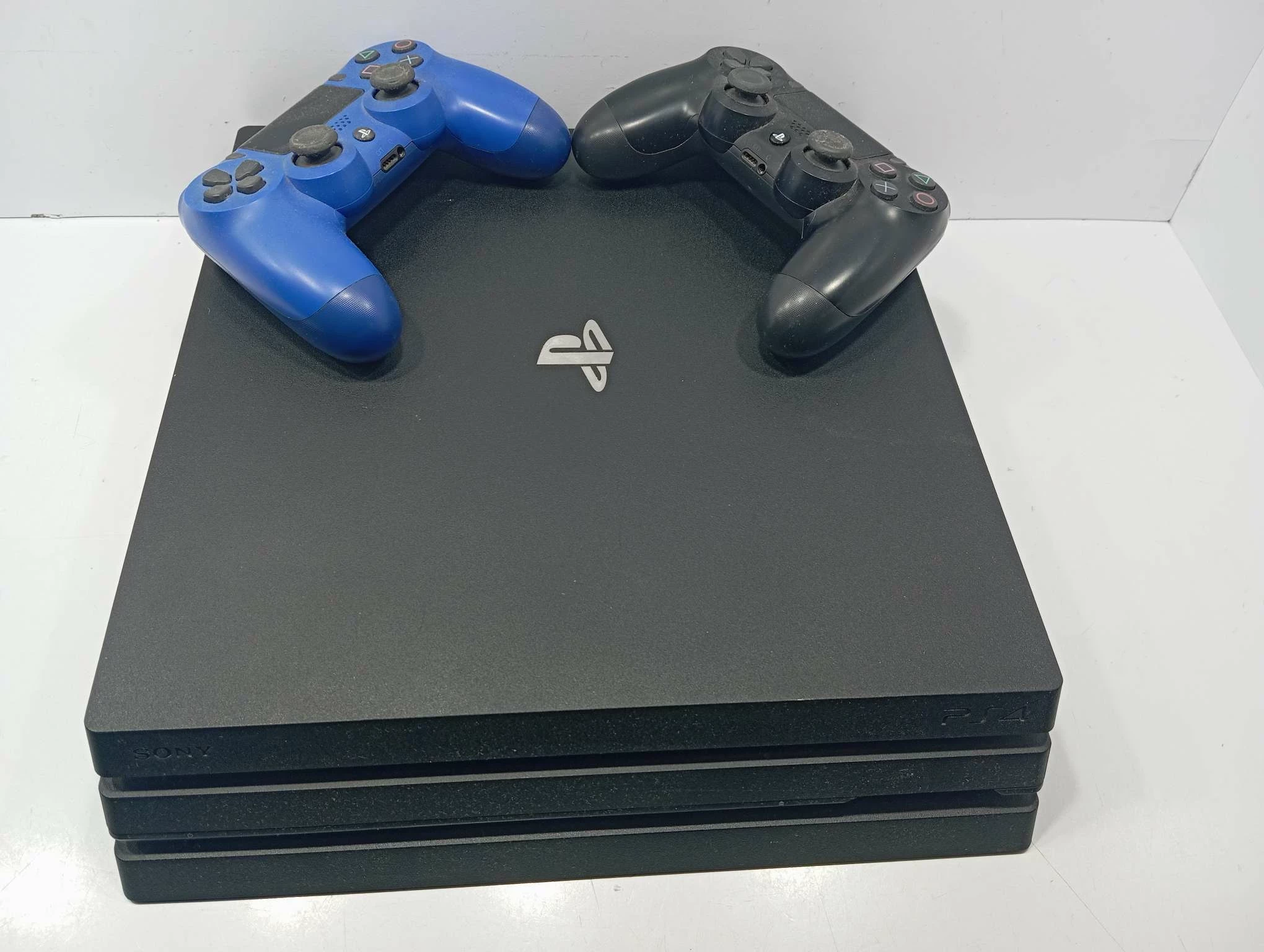 konsola-ps4-pro-2-pady-kod-producenta-cuh-7216b