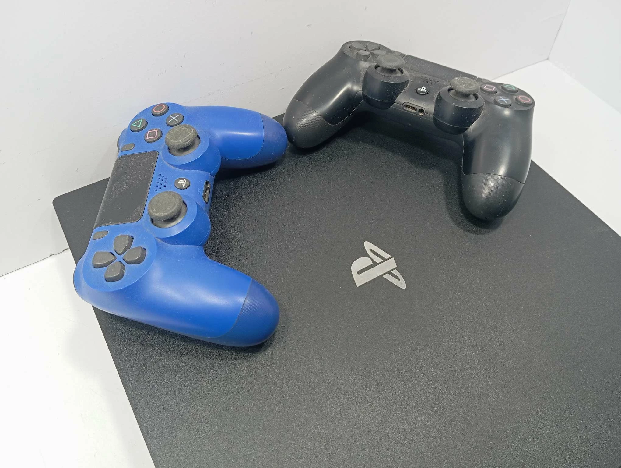 konsola-ps4-pro-2-pady-stan-11323-2