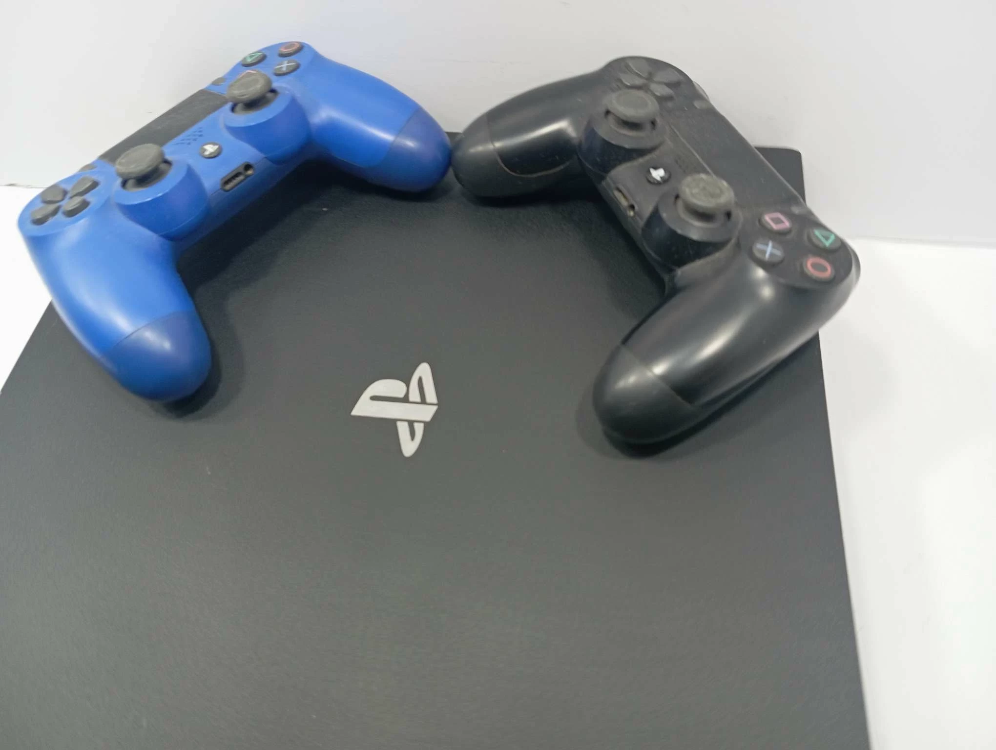 konsola-ps4-pro-2-pady-ean-gtin-711719936961