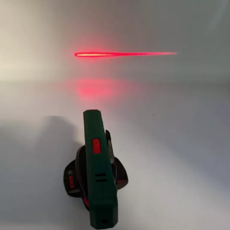POZIOMICA LASEROWA BOSCH PLL 1 P + UCHWYT MONTAŻOWY