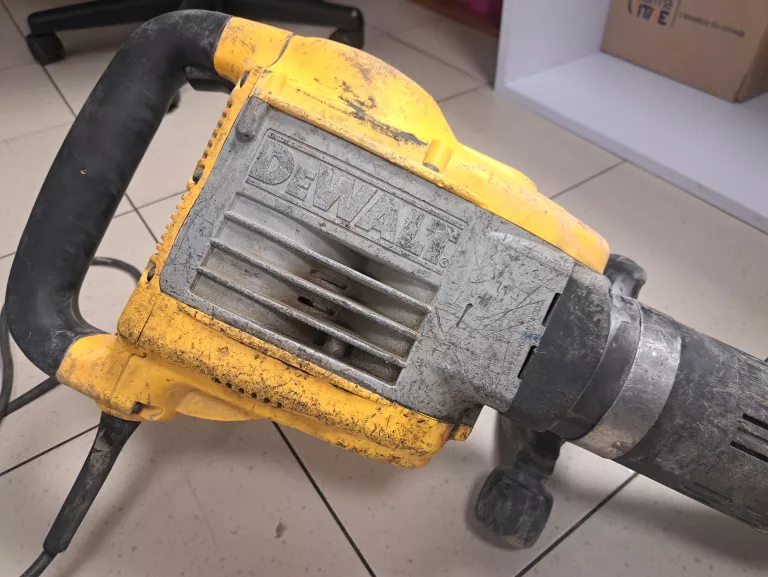 MŁOT WYBURZENIOWY DEWALT
