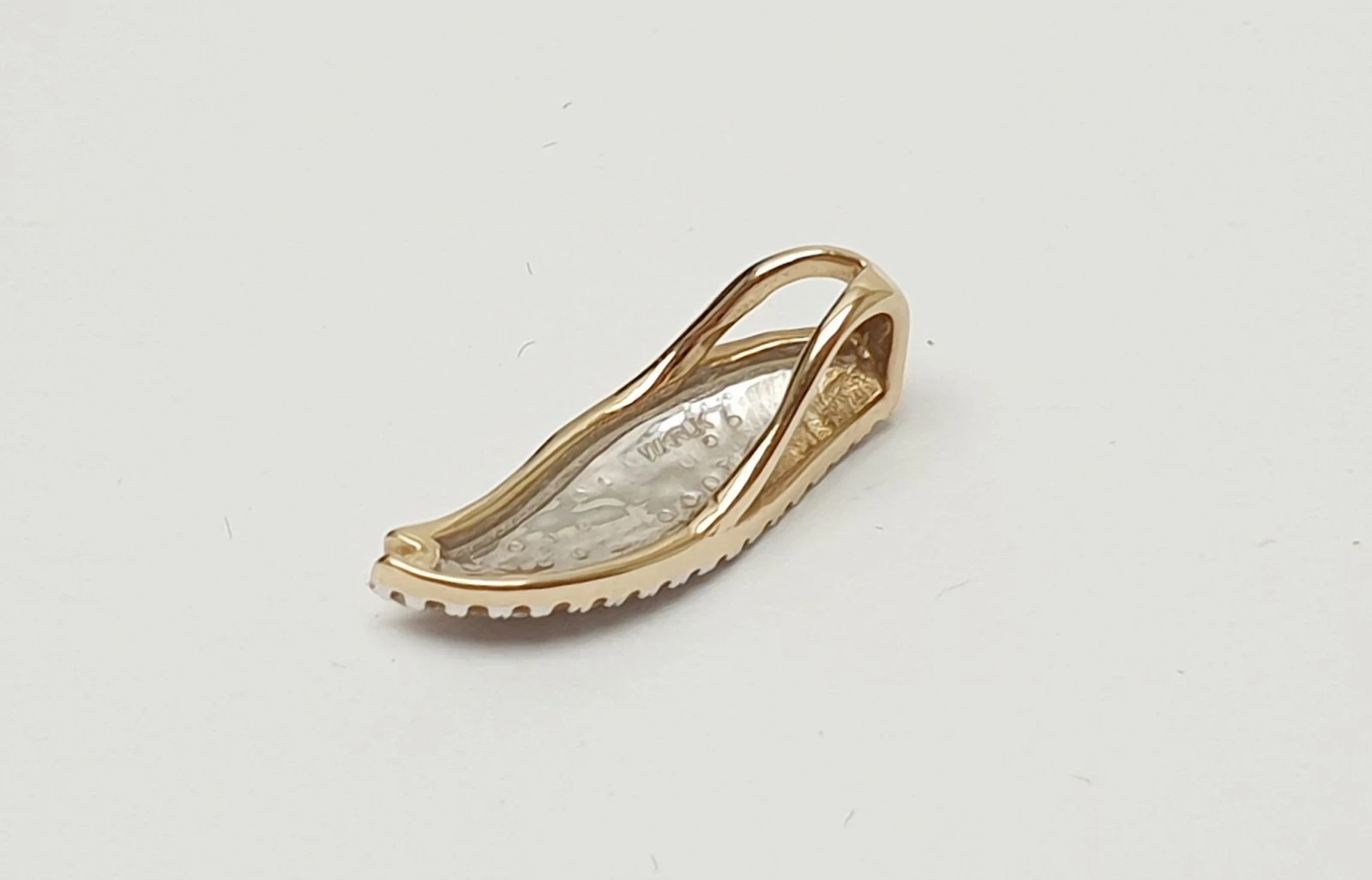 delikatna-zlota-zawieszka-z-diamentami-wkruk-006ct-585-material-15835-2