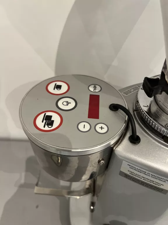 mlynek-do-kawy-elektryczny-automatyczny-stan-11323-2