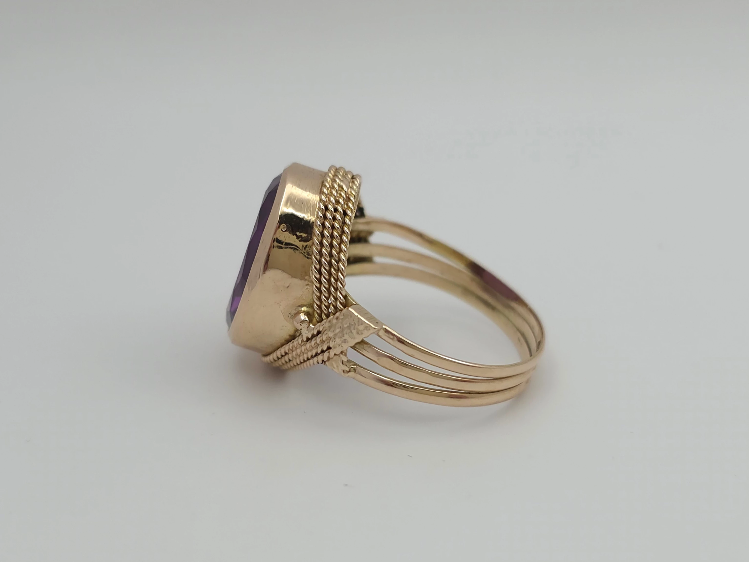 zloty-pierscionek-z-fioletowa-cyrkonia-585-14k-r19-590g-waga-590