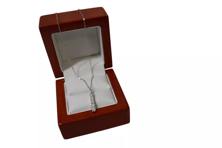 PIĘKNY SREBRNY ŁAŃCUSZEK Z ZAWIESZKĄ 925 1,58G