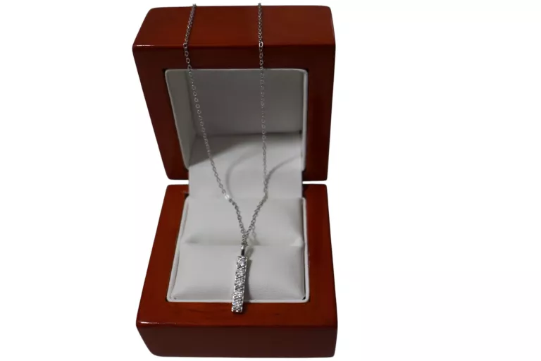 PIĘKNY SREBRNY ŁAŃCUSZEK Z ZAWIESZKĄ 925 1,58G