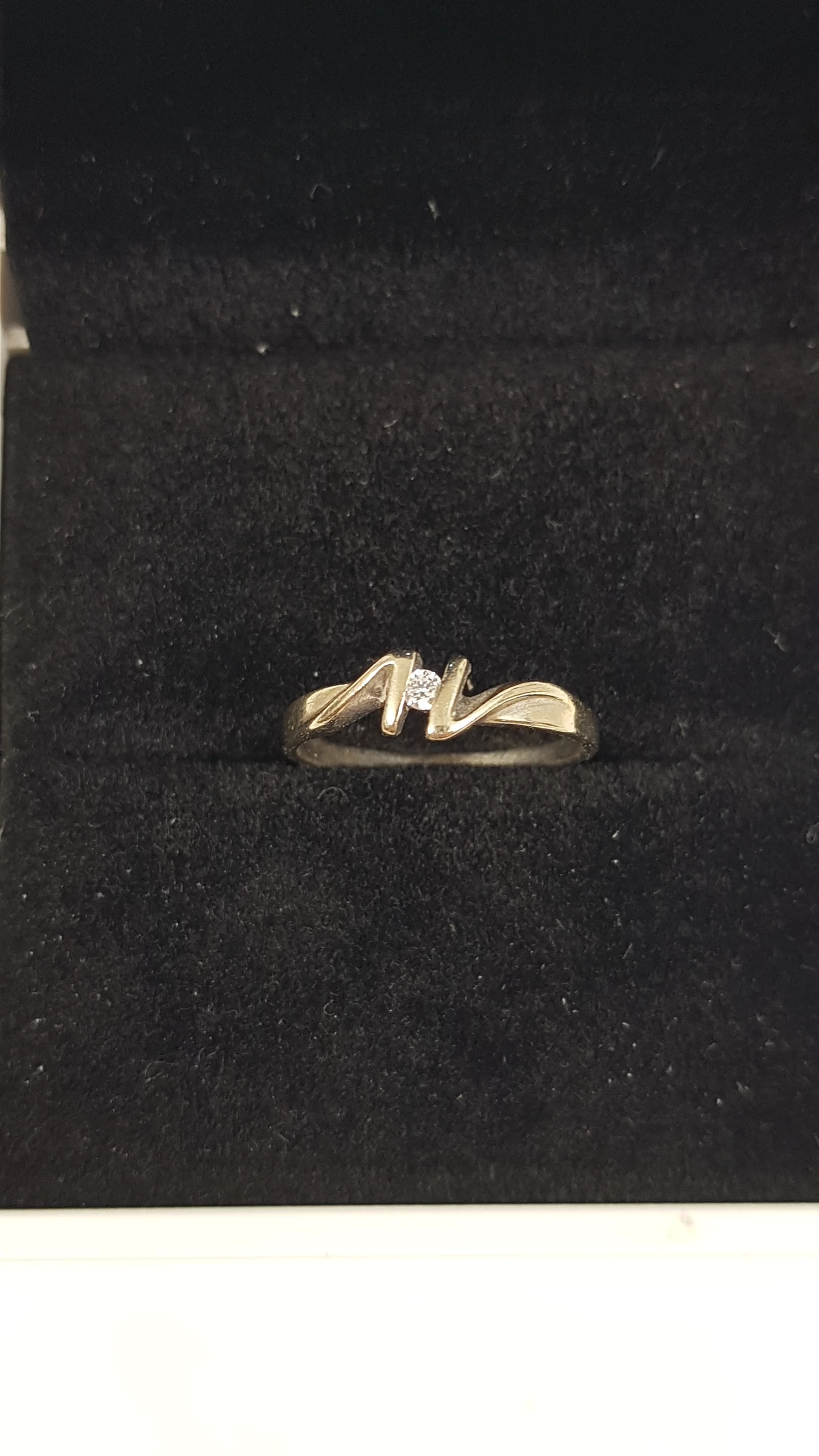 ciekawy-zloty-pierscioenk-z-diamentem-172g-500-004ct-r11-kolor-dominujacy-205826-225038