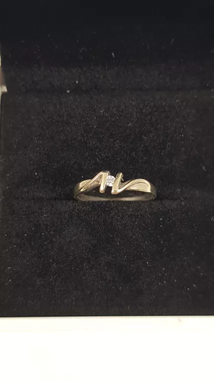 CIEKAWY STARY PIERŚCIOENK Z DIAMENTEM 1,72G 500 0.04CT R11