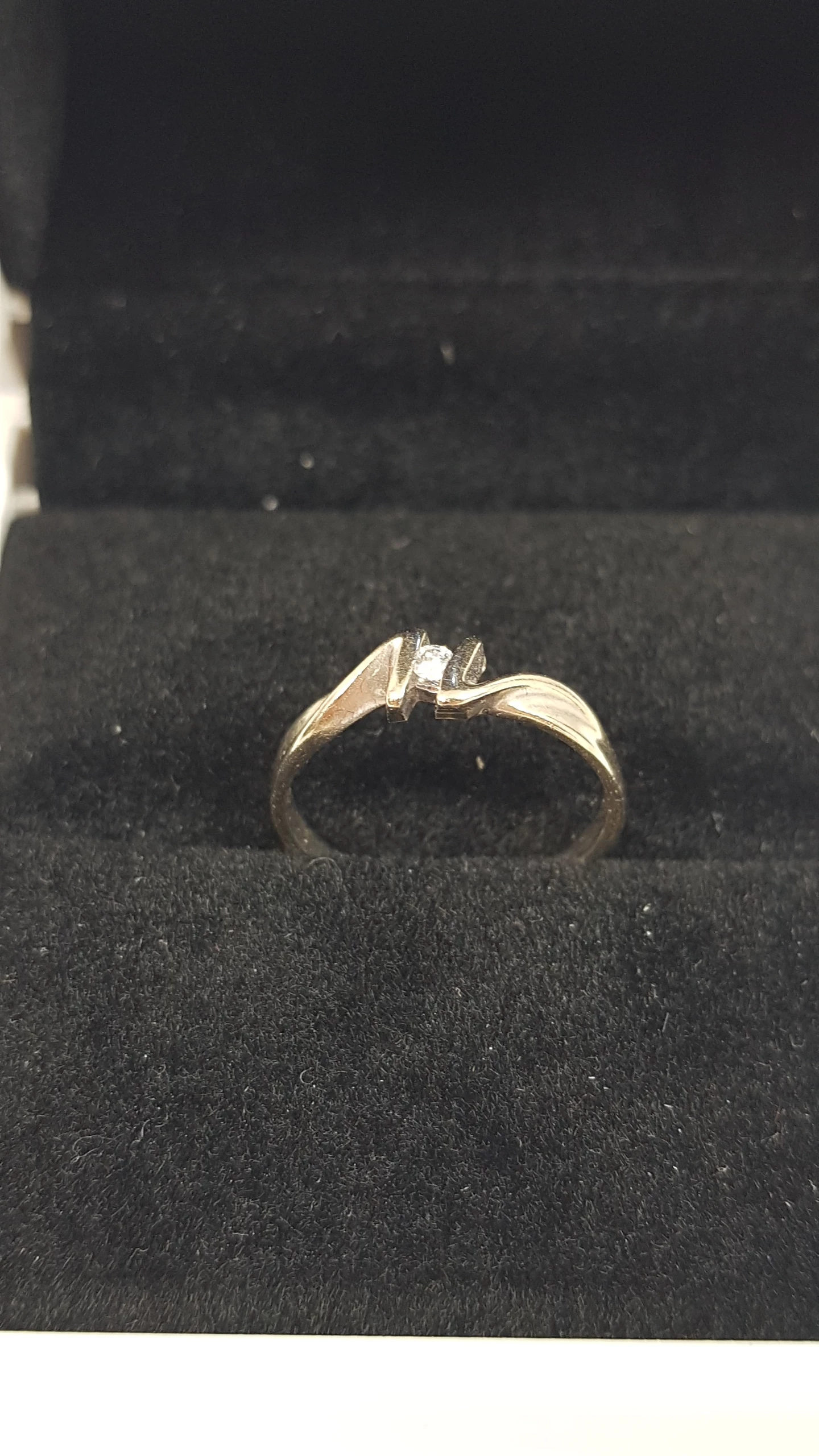 ciekawy-zloty-pierscioenk-z-diamentem-172g-500-004ct-r11-waga-172