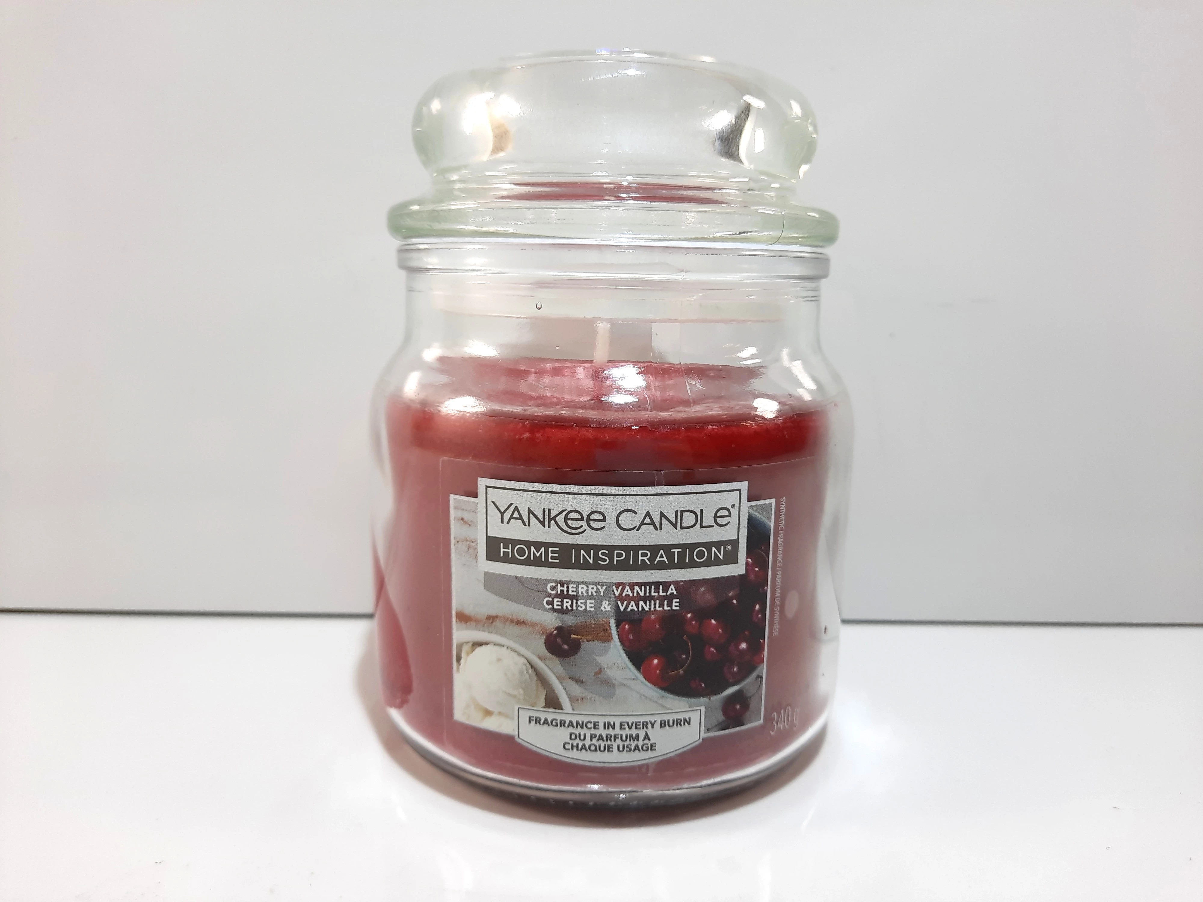 swieca-yankee-candle-home-inspiration-cherry-vanilla-340g-pasieka-36-a-poznan-ska-x