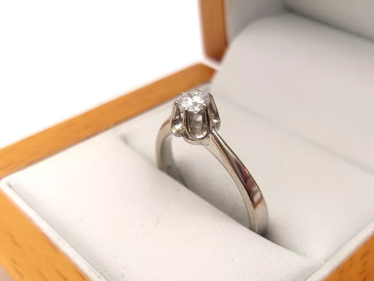 ZŁOTY PIERŚCIONEK Z DIAMENTEM 750 0,30CT 4,23 G R 17