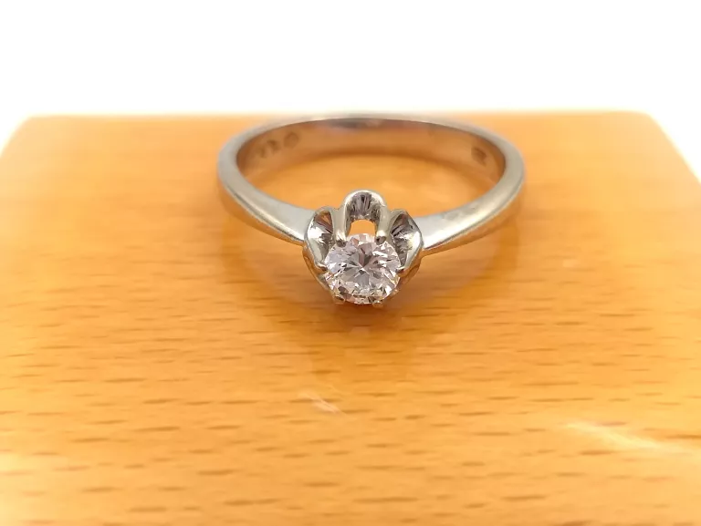 ZŁOTY PIERŚCIONEK Z DIAMENTEM 750 0,30CT 4,23 G R 17