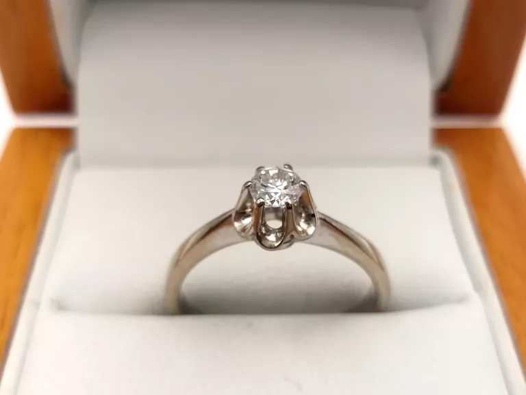 ZŁOTY PIERŚCIONEK Z DIAMENTEM 750 0,30CT 4,23 G R 17