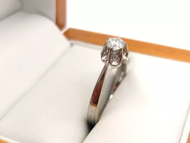 ZŁOTY PIERŚCIONEK Z DIAMENTEM 750 0,30CT 4,23 G R 17