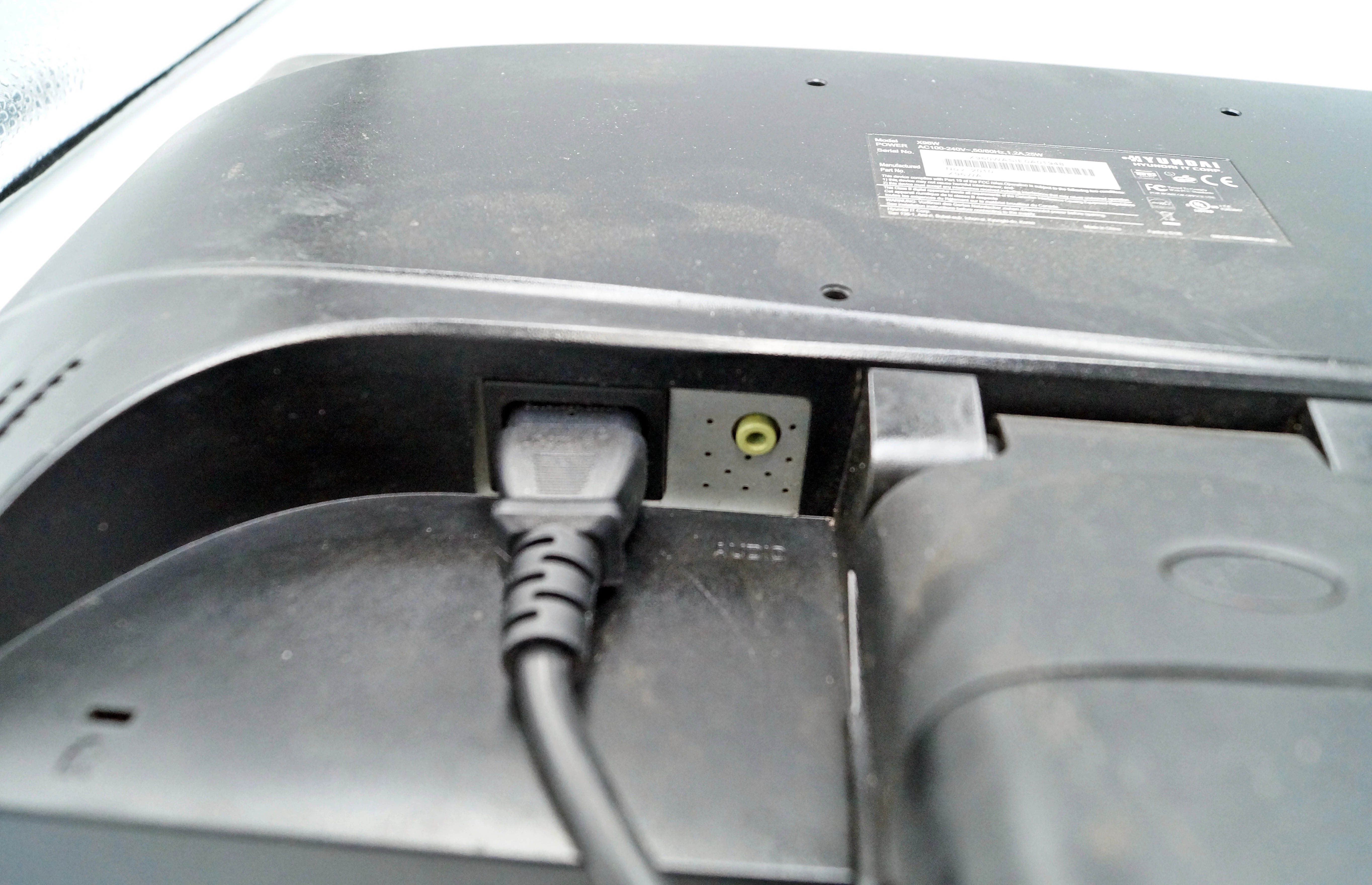 monitor-19-lcd-hyundai-x93w-1440-x-900-vga-przekatna-ekranu-cale-1900