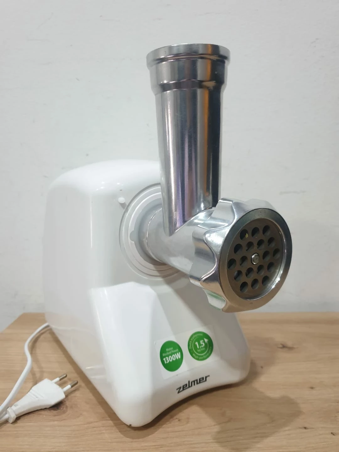 maszynka-do-mielenia-miesa-zelmer-zmm2854b-zalaczone-wyposazenie-lejek-do-kielbas