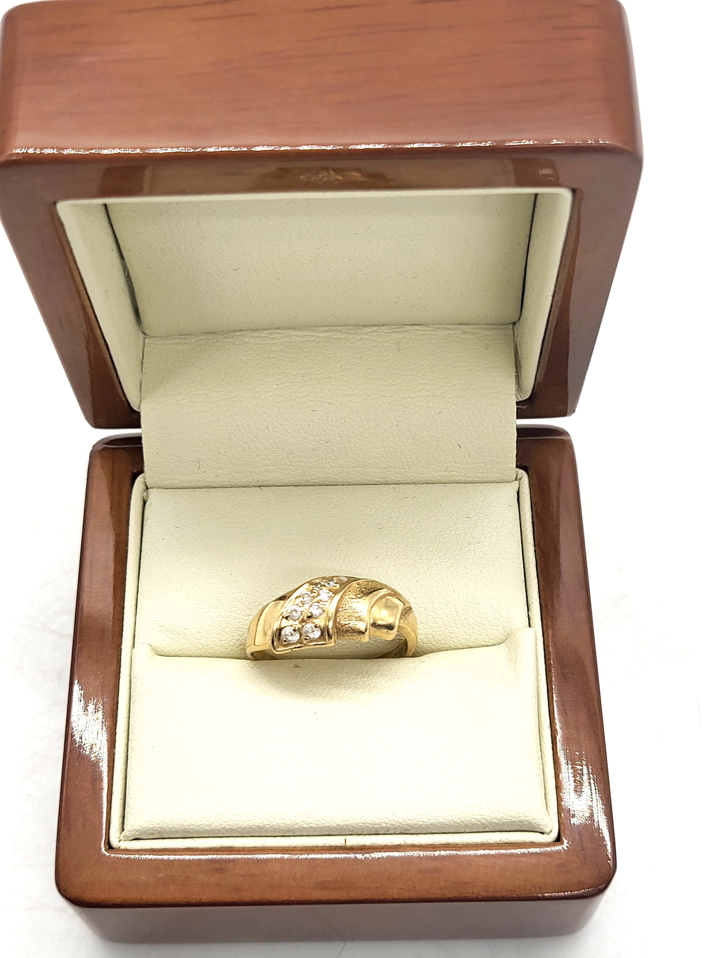 sliczny-zloty-pierscionek-213g585r14-material-15835-2