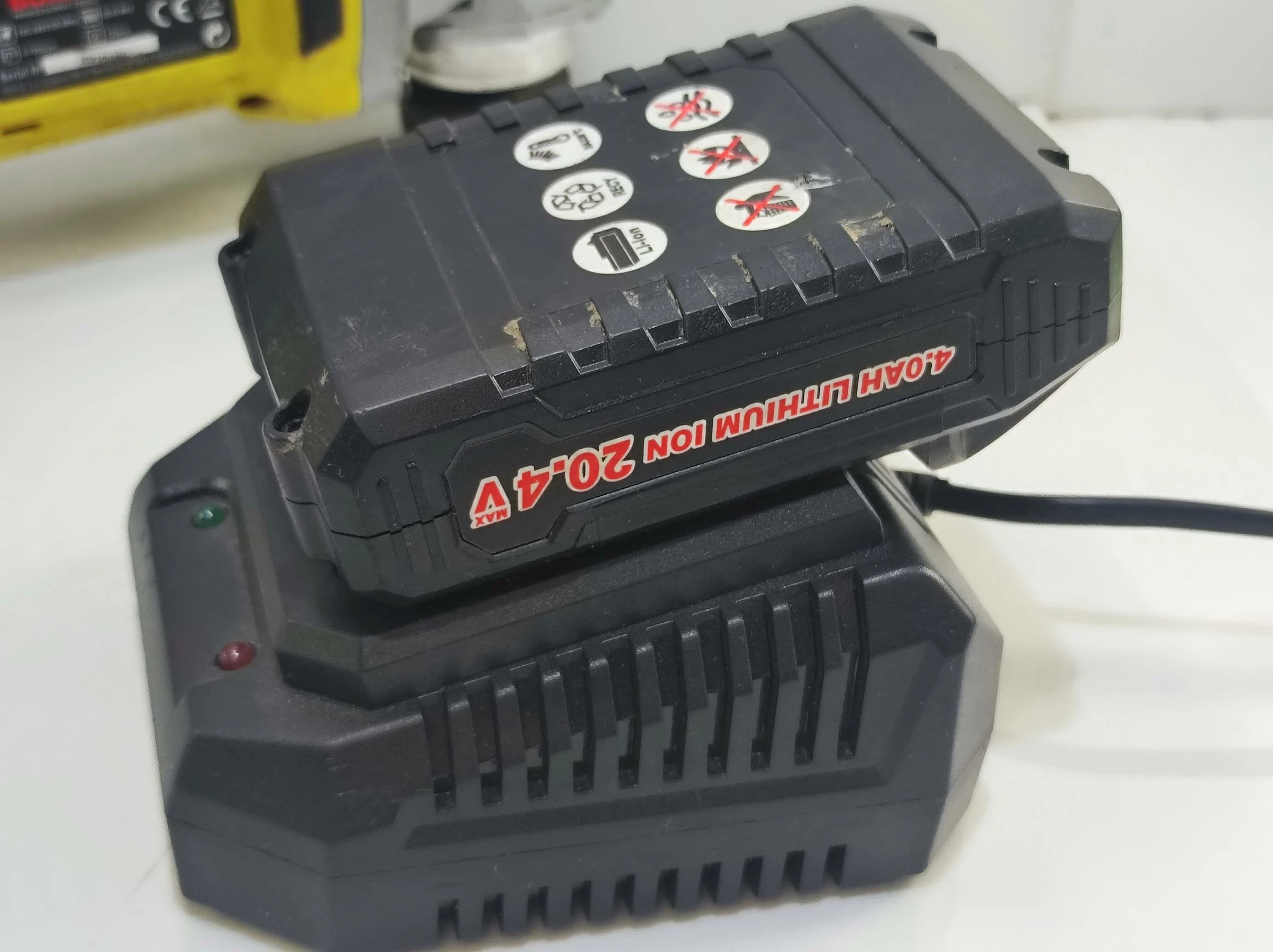 szlifierka-katowa-akumulatorowa-boxer-komplet-napiecie-zasilania-2100