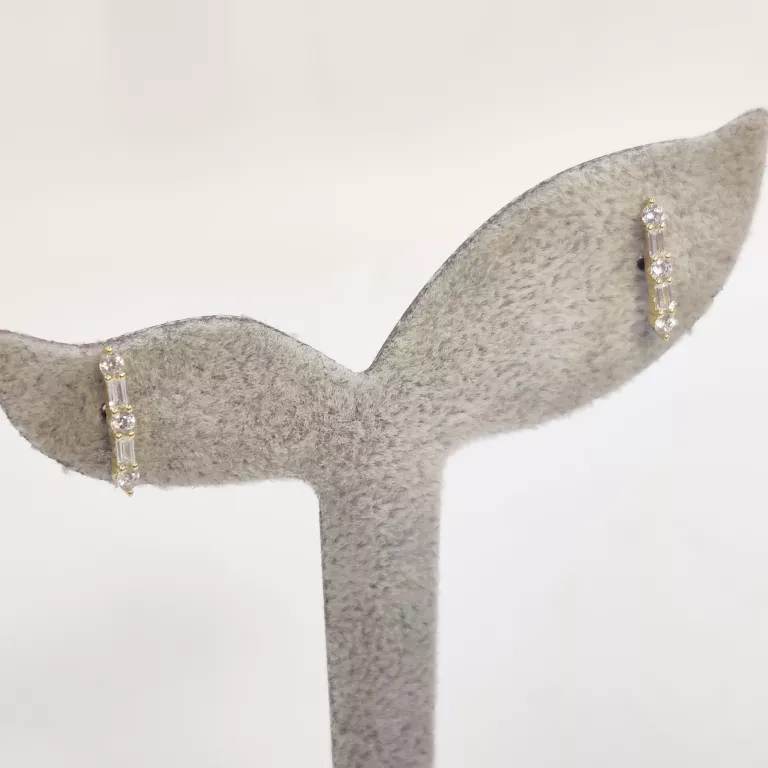 delikatne-kolczyki-slupki-plac-daszynskiego-5-czestochowa-sj