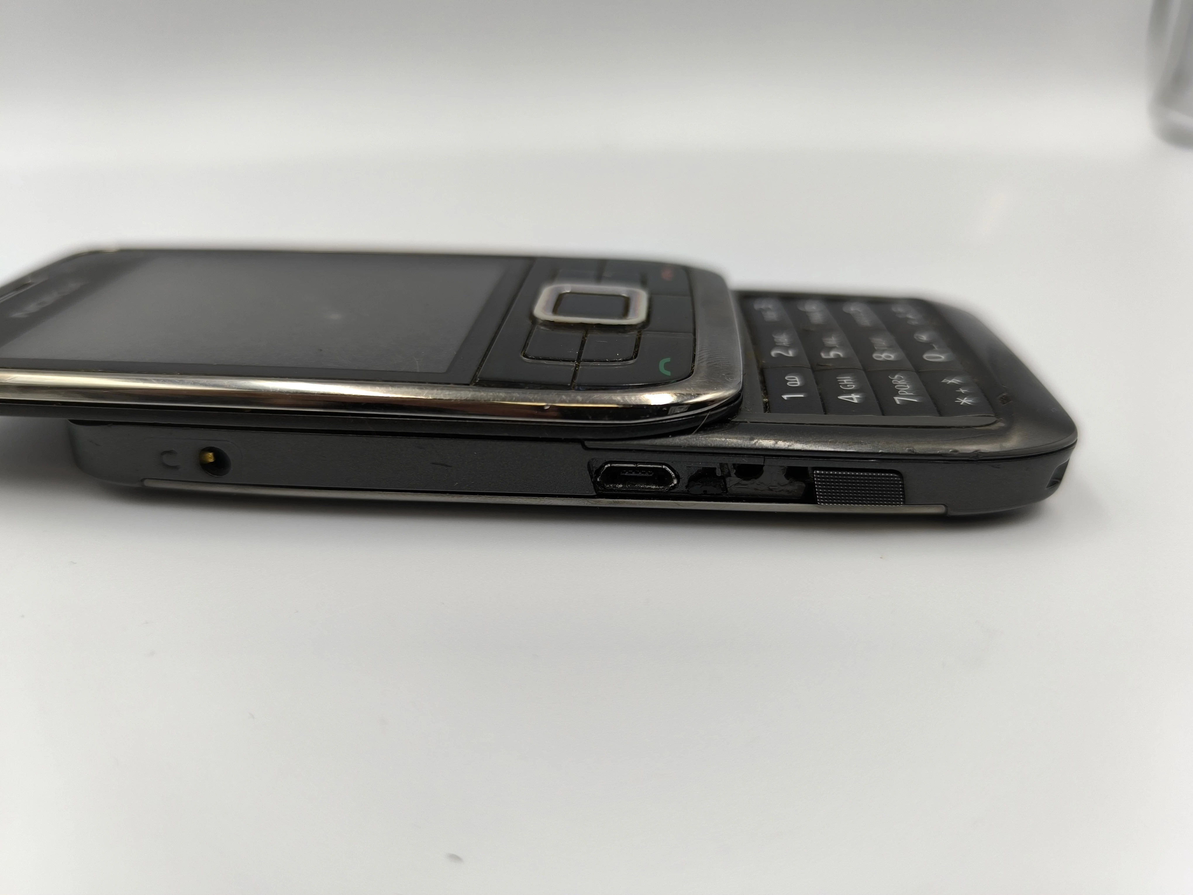 telefon-nokia-e66-rozsuwana-z-ladowarka-kod-producenta-002h723