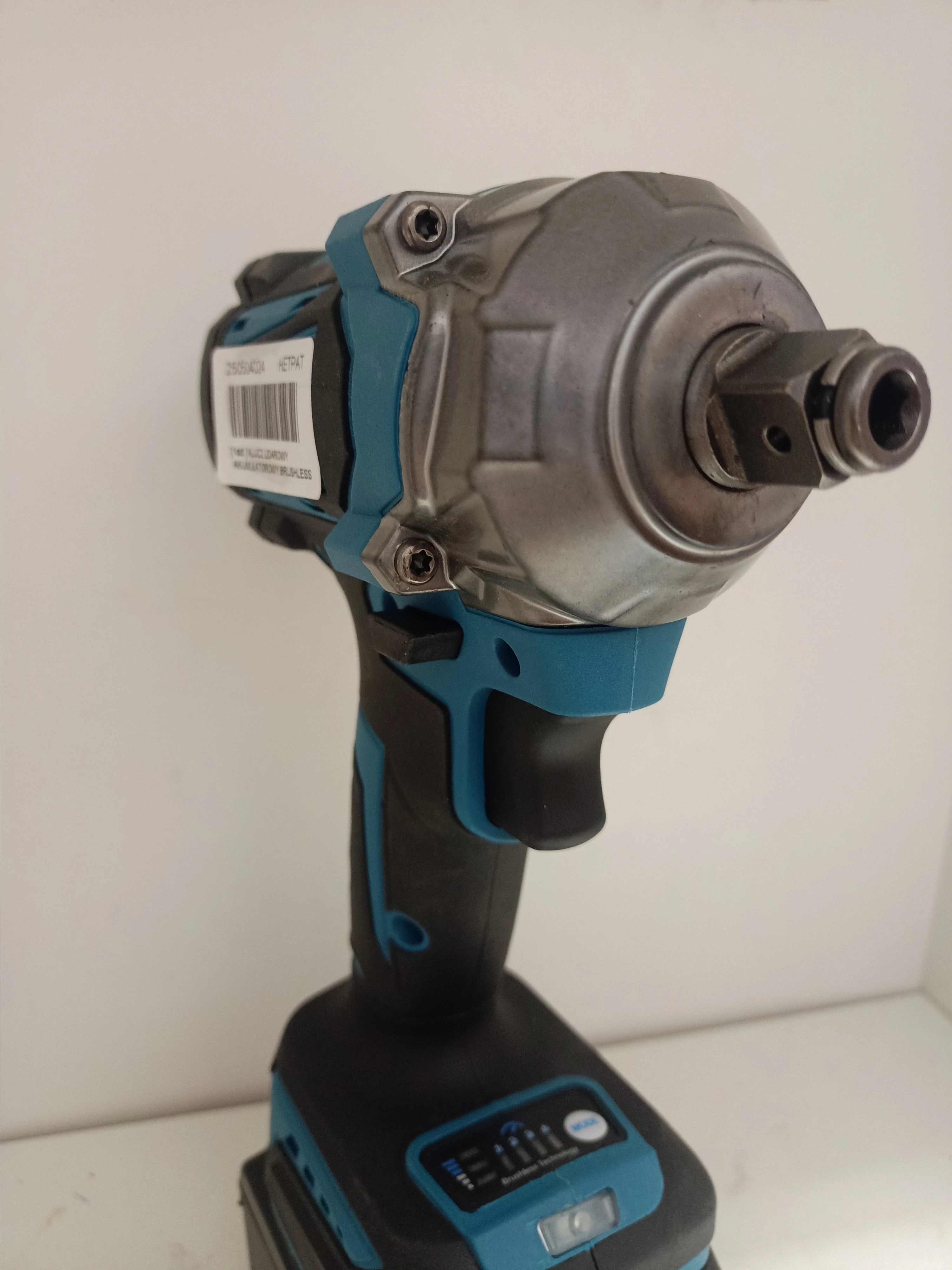 klucz-udarowy-akumulatorowy-brushless-pojemnosc-akumulatora-400