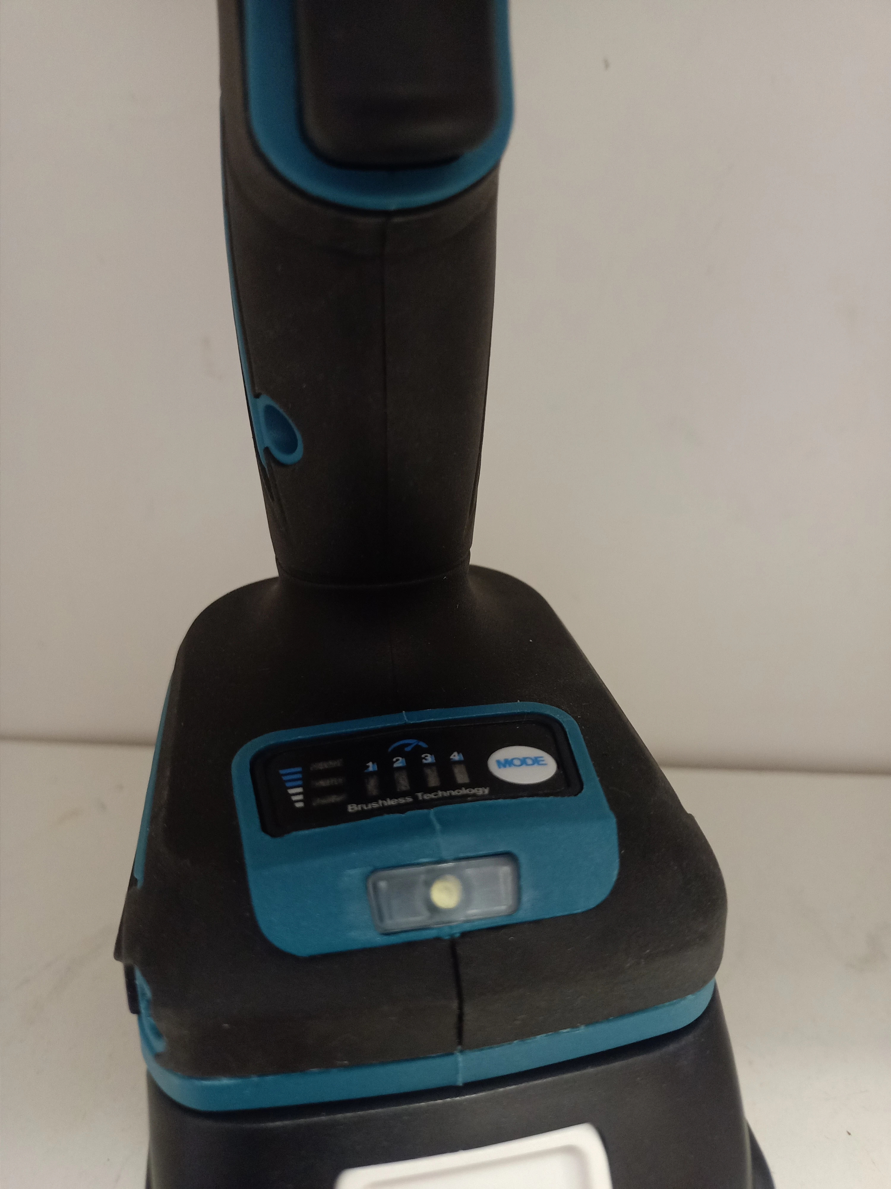 klucz-udarowy-akumulatorowy-brushless-maksymalny-moment-obrotowy-320