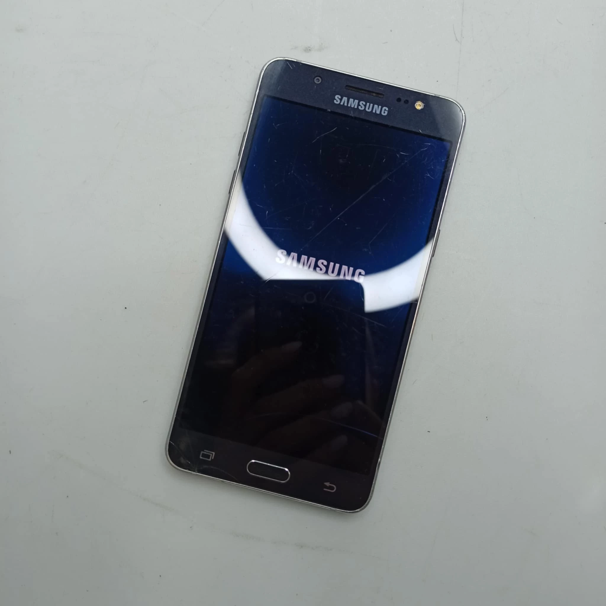 telefon-galaxy-j-5-kod-producenta-j500f