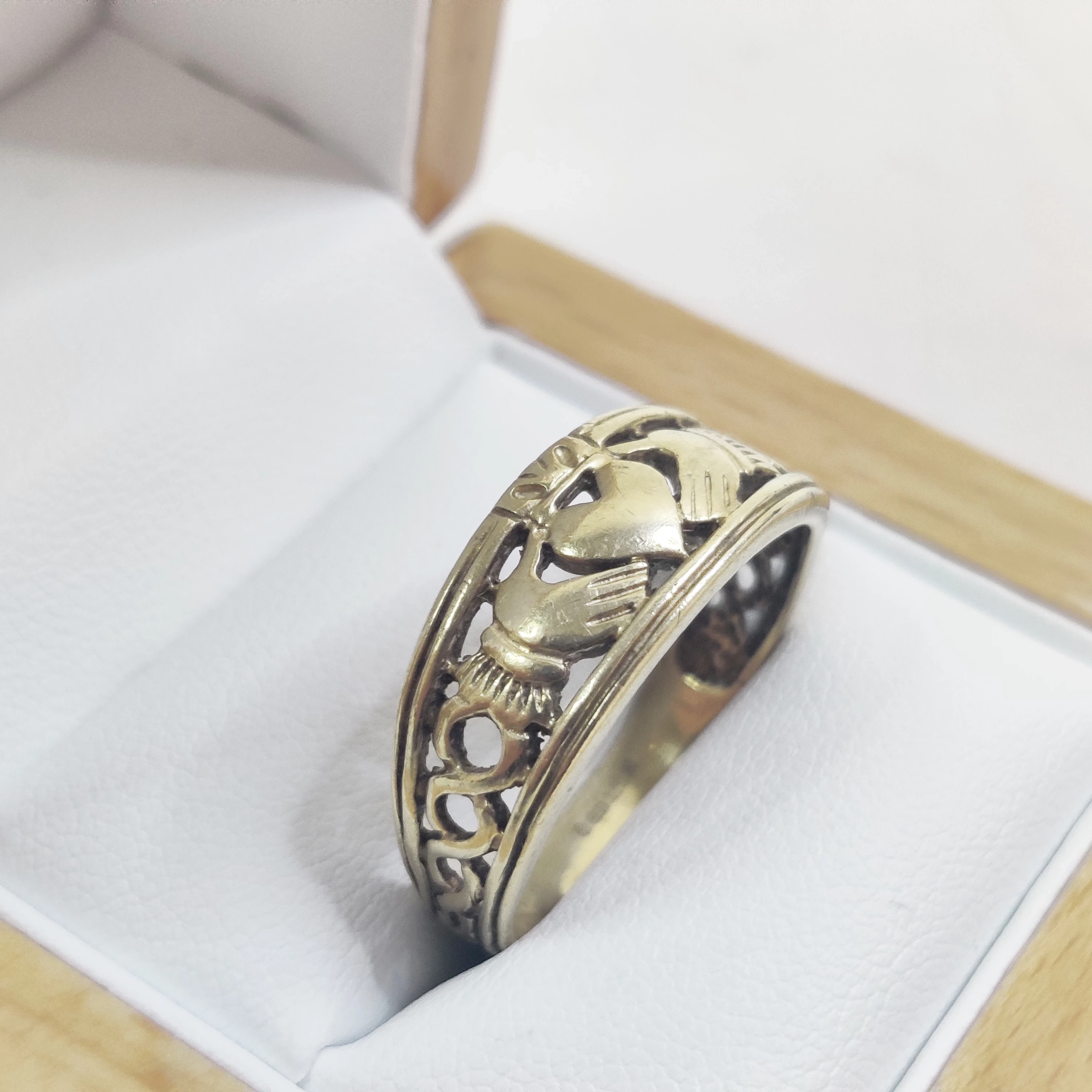 zloty-pierscionek-rece-trzymajace-serce-475g-375-r28-stan-11323-2