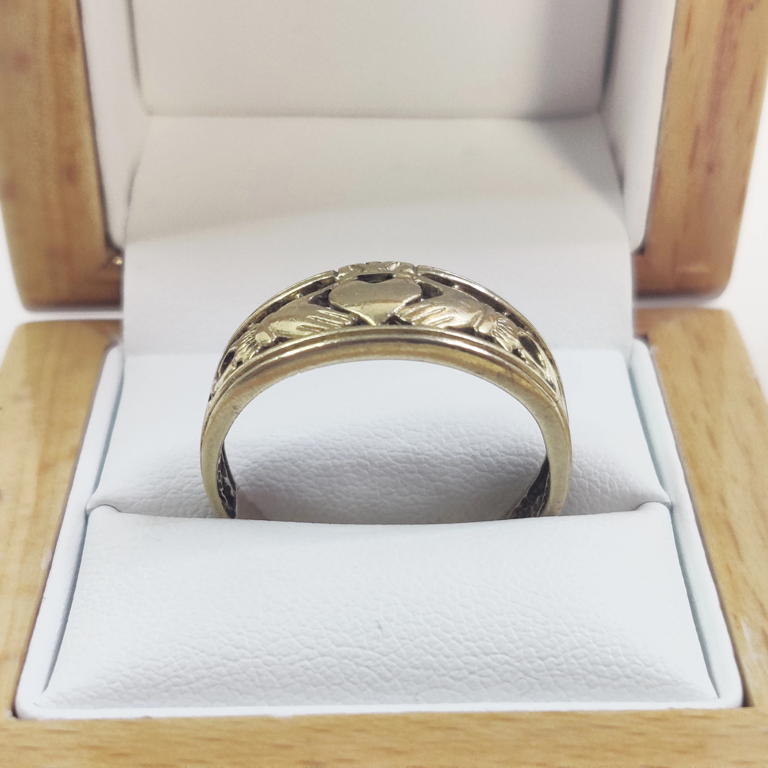 zloty-pierscionek-rece-trzymajace-serce-475g-375-r28-ean-gtin-5907096510336