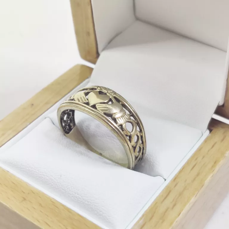 zloty-pierscionek-rece-trzymajace-serce-475g-375-r28-rodzaj-2205-2