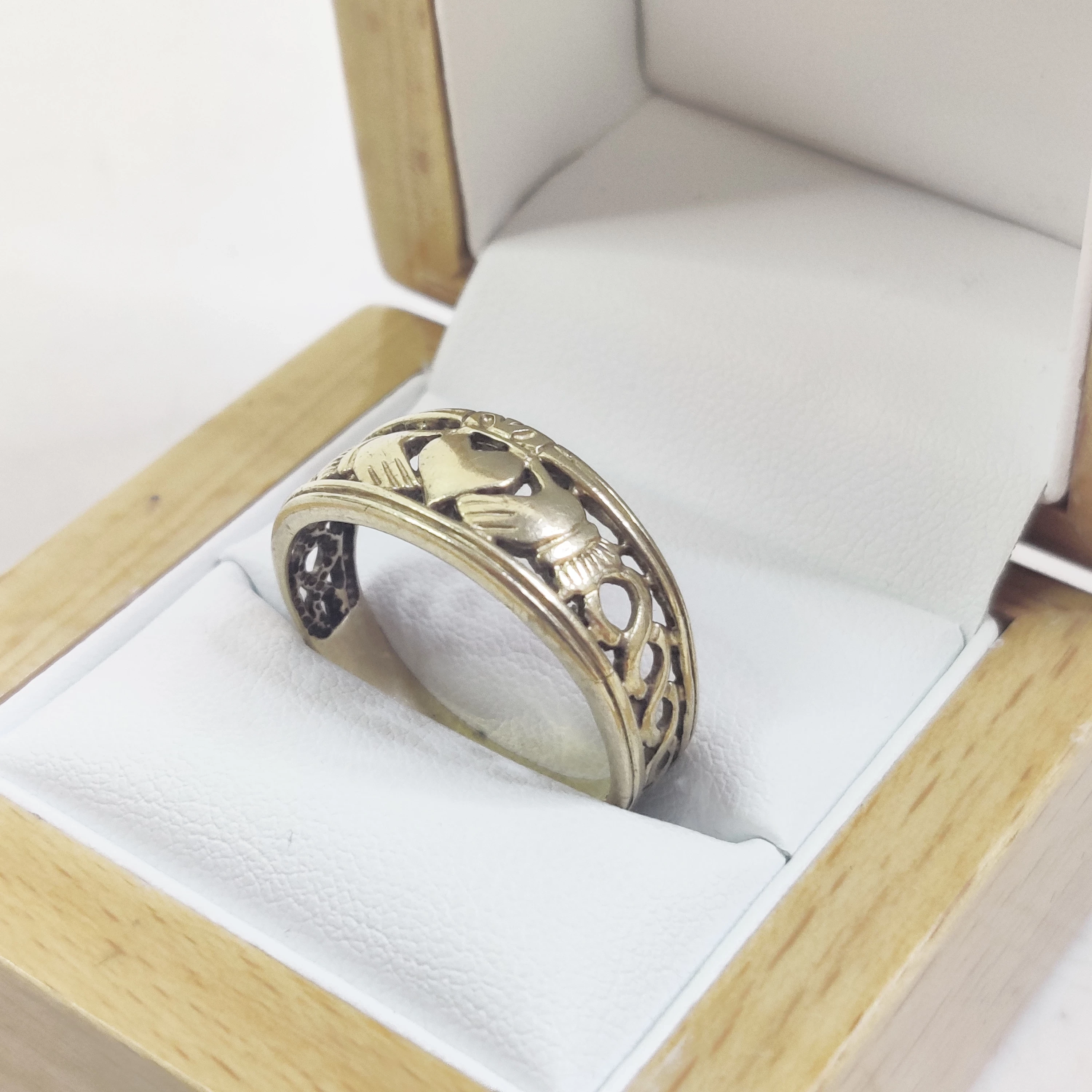 zloty-pierscionek-rece-trzymajace-serce-475g-375-r28-rodzaj-2205-2