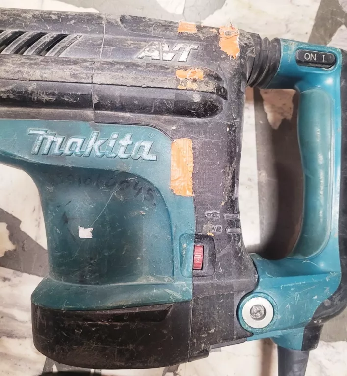 MŁOT UDAROWY MAKITA HM1213C