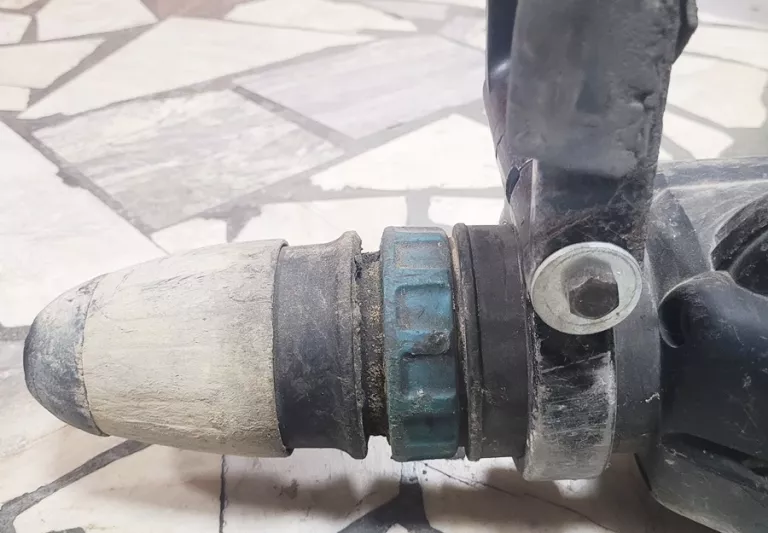 MŁOT UDAROWY MAKITA HM1213C