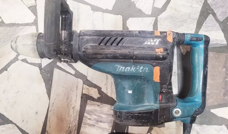 MŁOT UDAROWY MAKITA HM1213C