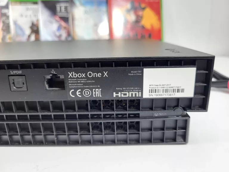 KONSOLA XBOX ONE X 1TB + 2XPAD + GRY