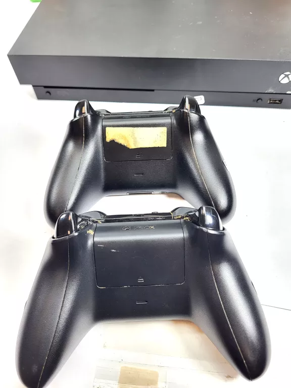 KONSOLA XBOX ONE X 1TB + 2XPAD + GRY