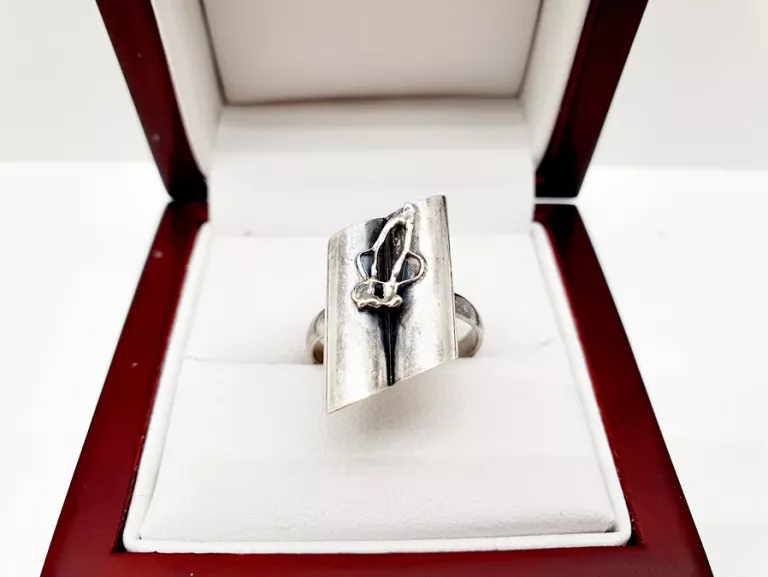 ŚLICZNY ELEGANCKI SREBRNY PIERŚCIONEK P925 3,61G R15