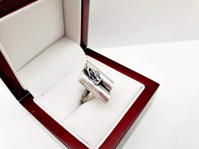 ŚLICZNY ELEGANCKI SREBRNY PIERŚCIONEK P925 3,61G R15