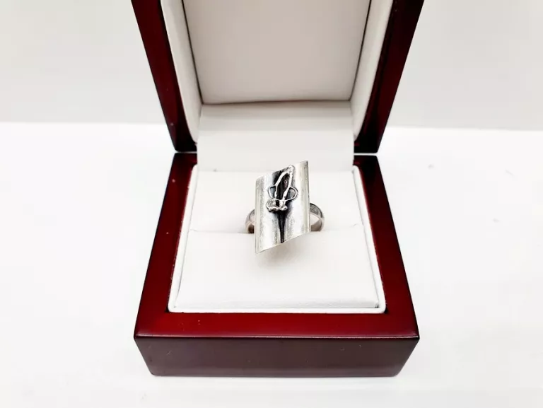 ŚLICZNY ELEGANCKI SREBRNY PIERŚCIONEK P925 3,61G R15