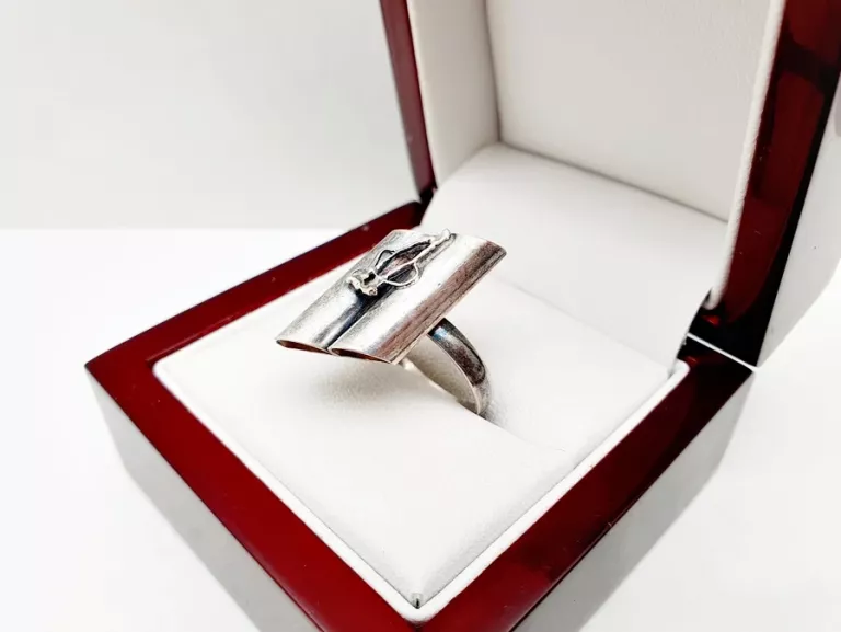 ŚLICZNY ELEGANCKI SREBRNY PIERŚCIONEK P925 3,61G R15