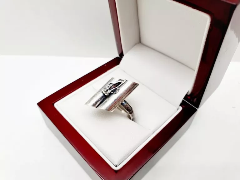 ŚLICZNY ELEGANCKI SREBRNY PIERŚCIONEK P925 3,61G R15