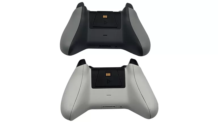 KONSOLA MICROSOFT XBOX ONE S 1TB MODEL 1681 + 2 PADY + ŁADOWARKA