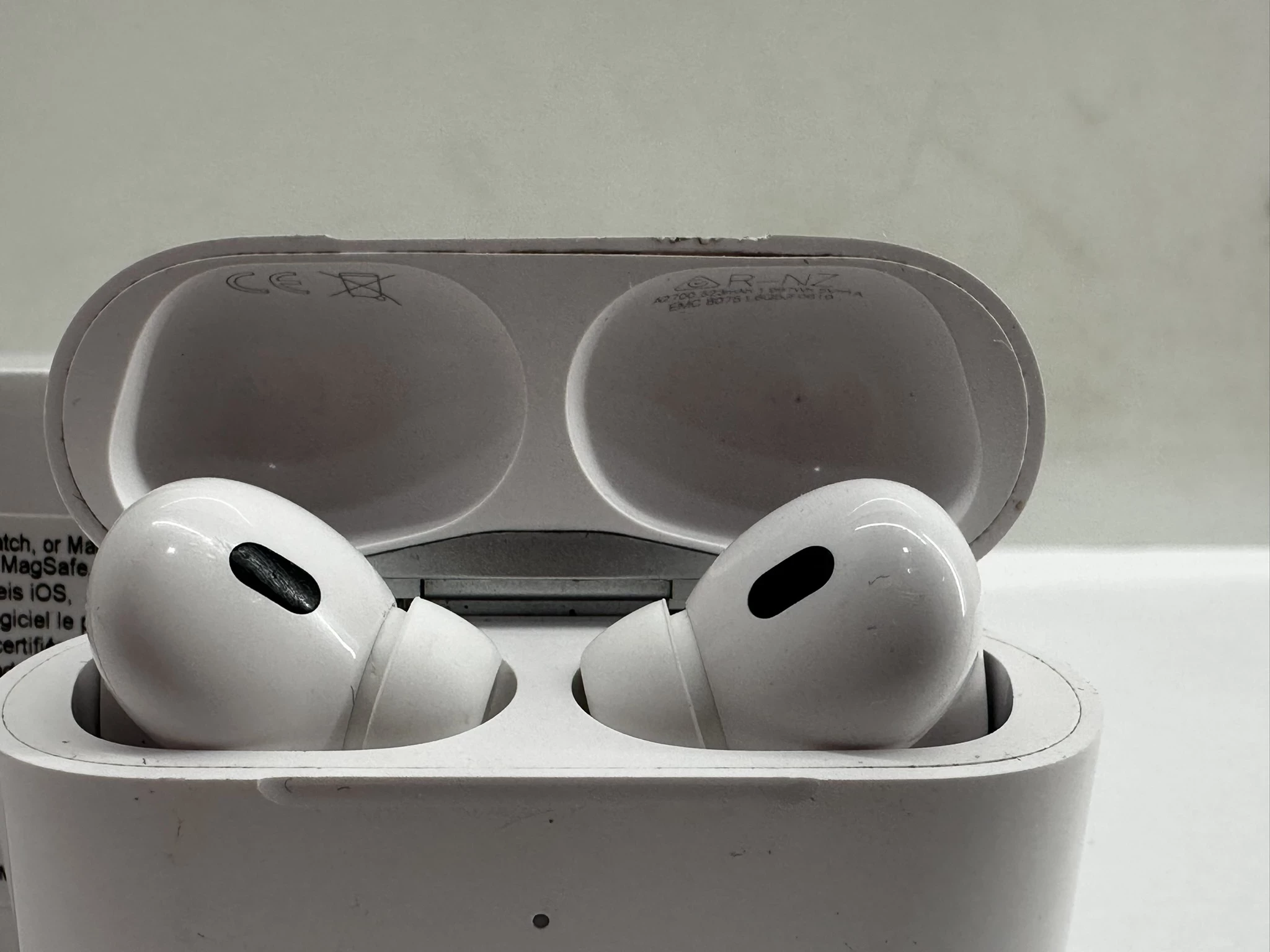 sluchawki-apple-airpods-pro-2-gen-komplet-repliki-kolor-dominujacy-129357-2