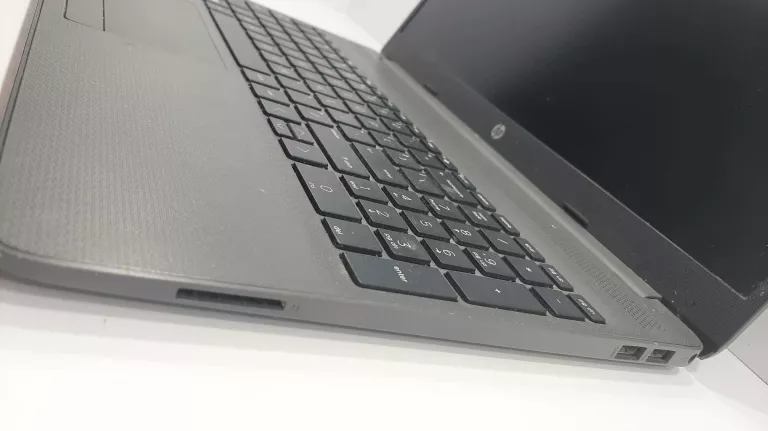 laptop-hp-255-g8-przekatna-ekranu-1560