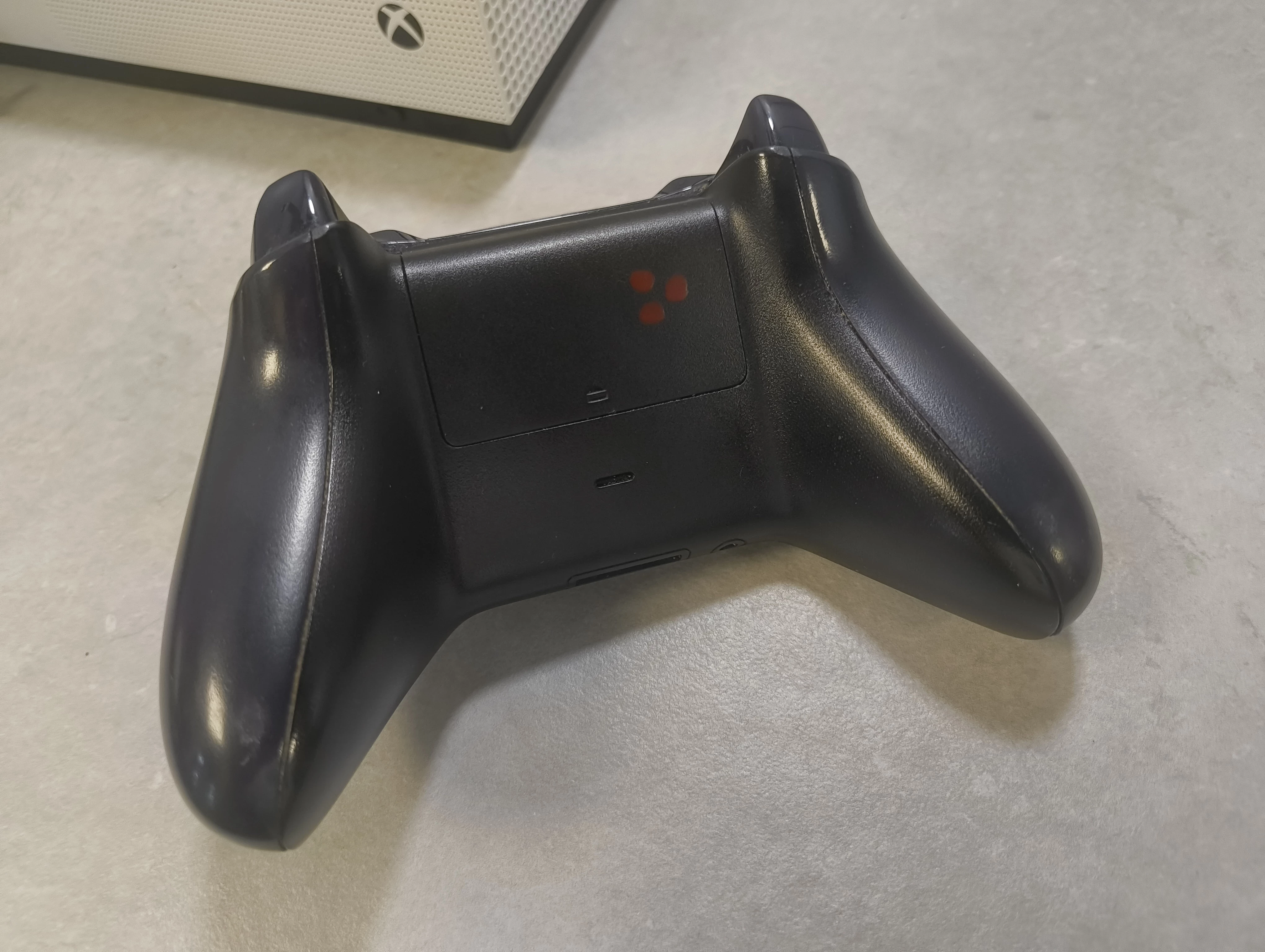 konsola-xbox-one-s-1tb-pud-stan-11323-2