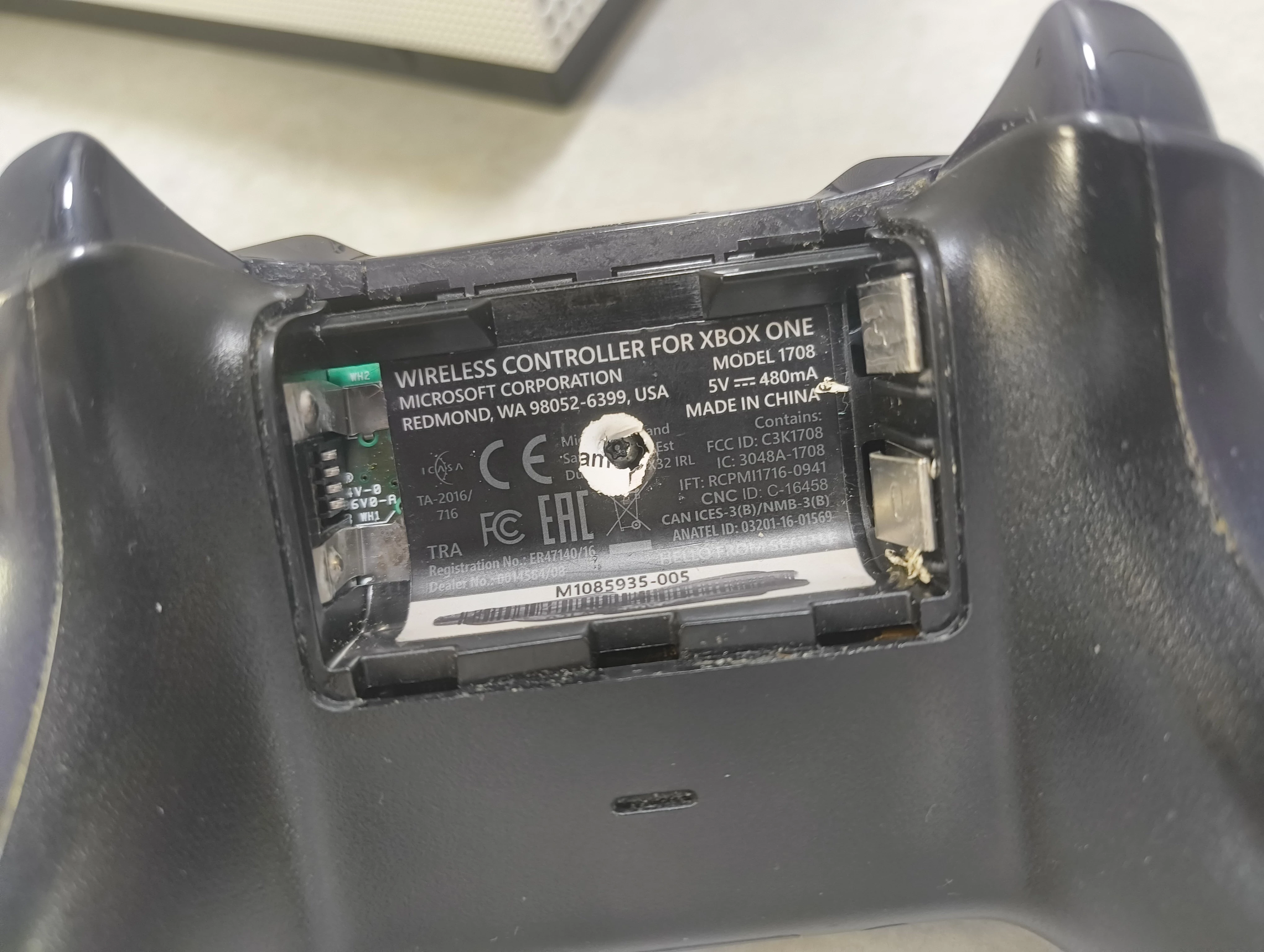 konsola-xbox-one-s-1tb-pud-kod-producenta-234-01007