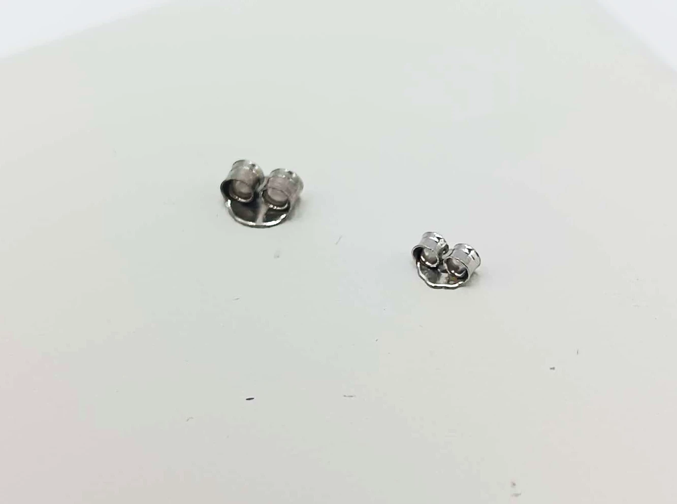 kolczyki-z-czarnym-okiem-p925-125g-1cm-material-dominujacy-223721-2048