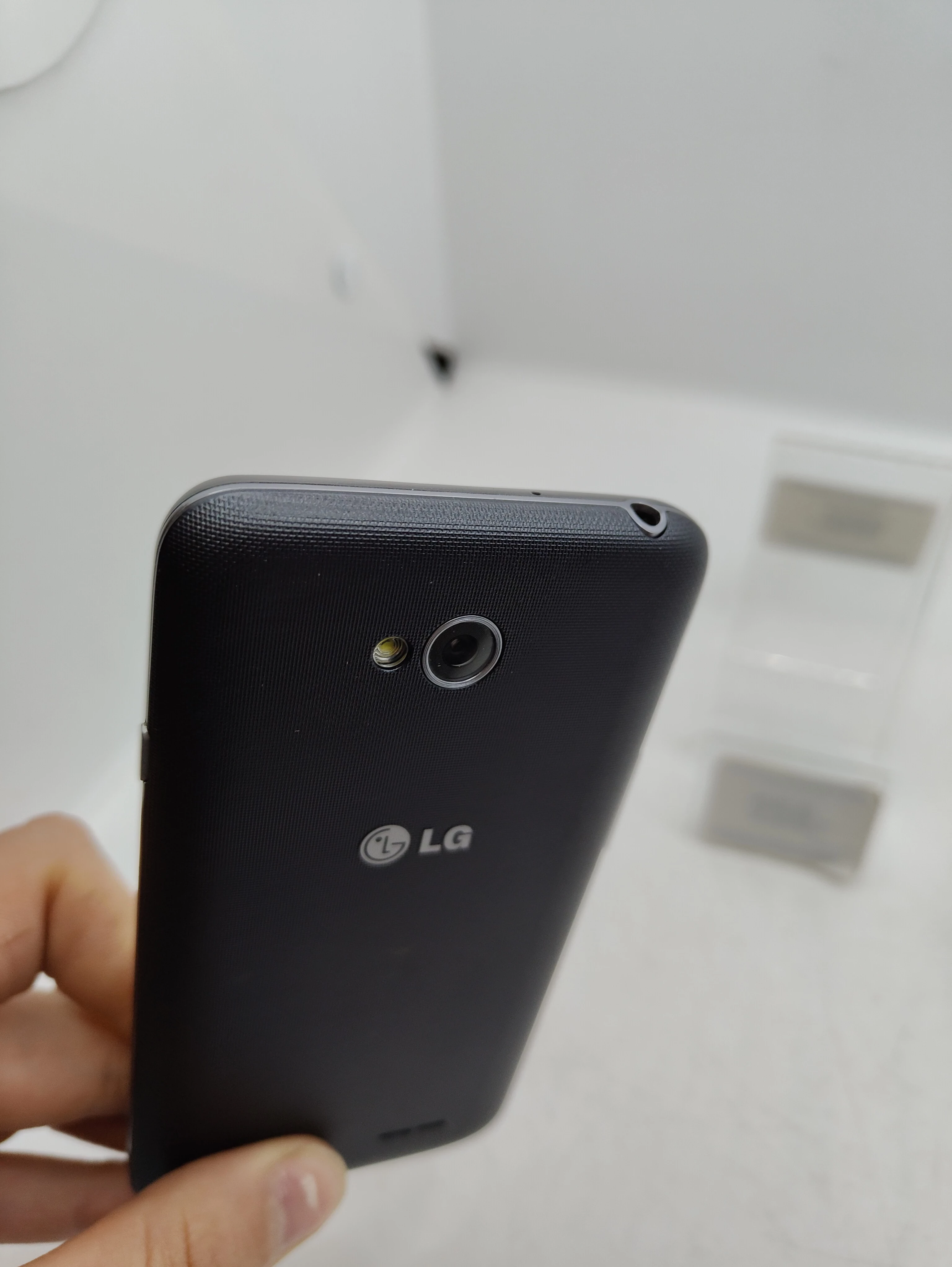 telefon-lg-l65-d280n-typ-202685-212929