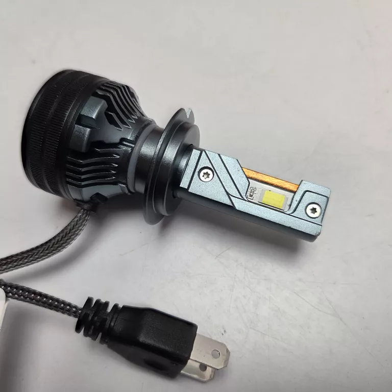 ŻARÓWKI LED D1S REFLEKTOR SAMOCHODOWY