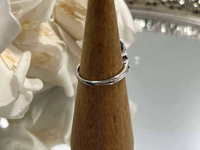 ŚLICZNY SREBRNY PIERŚCIONEK 2,70 G 925